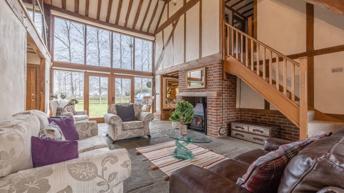 Bray on Thames Apartment | Charming Family Barn in Dorney