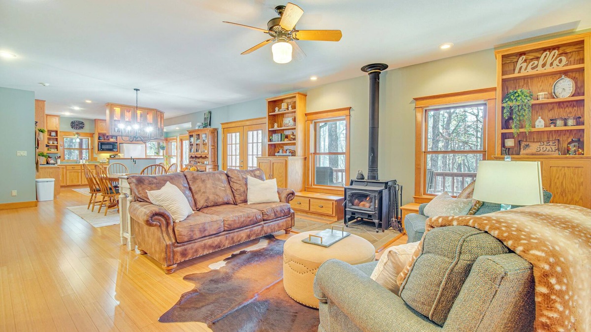 Clarksville House | Charming Family Cabin w/Fire Pits in Clarksville