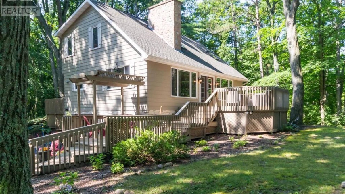 Grand Bend Cottage | Charming family cottage: walking distance to beach & famous Lake Huron sunsets.