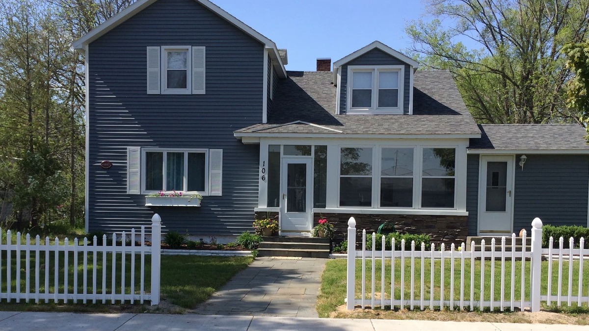 Elk Rapids House | Charming Family Cottage- downtown Elk Rapids, 2-blocks to town
