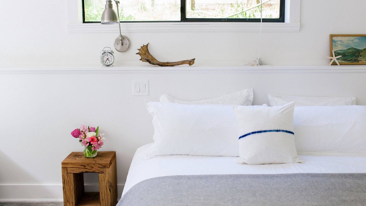 Roberts Creek Cottage | Charming, family friendly Cottage 3 minute walk to the beach.