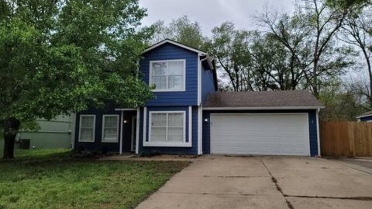 Lawrence House | Charming family friendly 4-bedroom house with AC, WiFi in fabulous Lawrence.