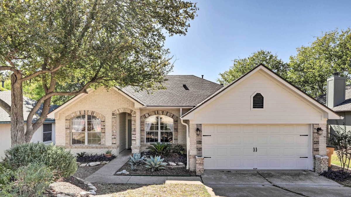 McKinney House | Charming Family Home ~ 7 Mi to Dtwn & Airport