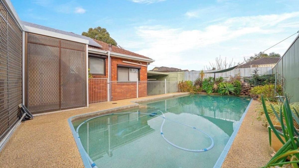 Roselands House | Charming Family Home with Swimming Pool.