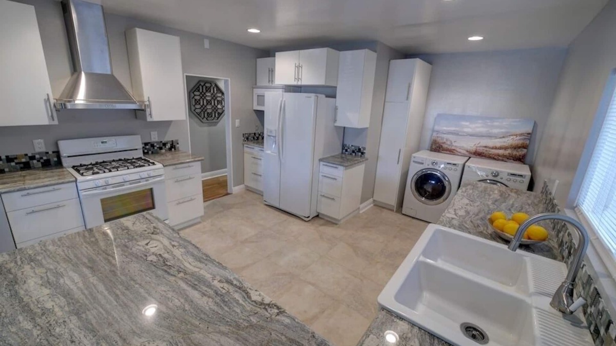 Burbank House | Charming family home in a quiet neighborhood of Burbank.