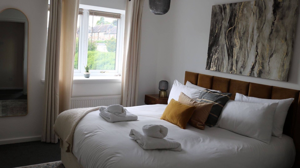 Mapperley House | Charming Family Home Long Term Stay Available!