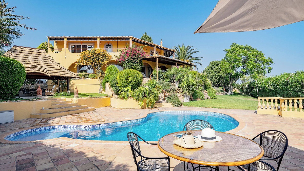 Cerro do Mocho Villa | Charming family home with sea views, close to Aquashow, Airport & beaches