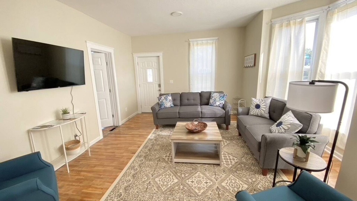 Hamilton House | Charming Family Retreat - 15 min to Nauvoo & Carthage