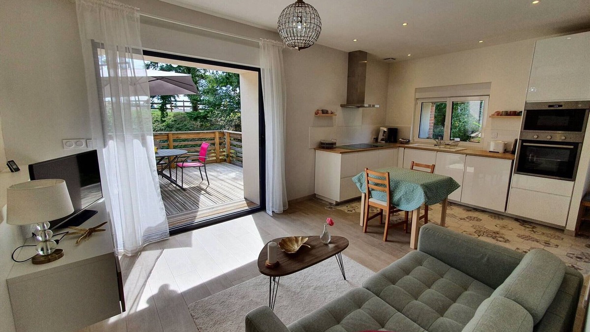 Chilleurs-aux-Bois Cottage | Charming farm stay with terrace and pond view