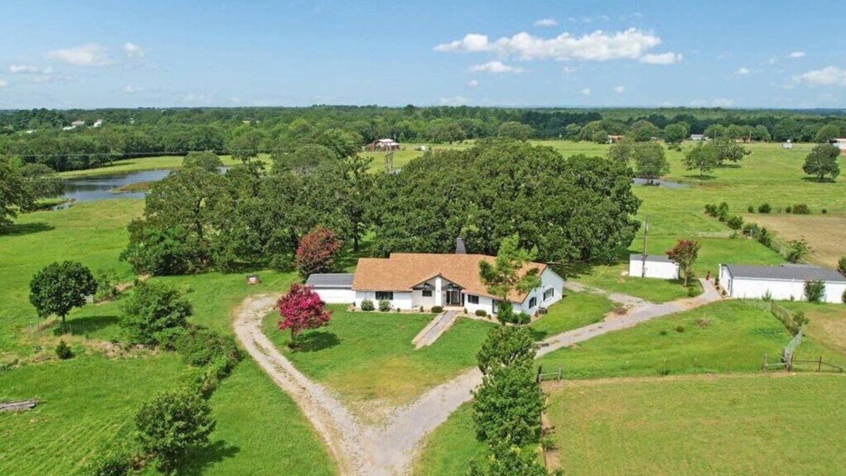 Calera Other | Charming Farm house-10 mins to LakeTexoma/StarlinkWIFI/HotTub/Zipline/Trampoline
