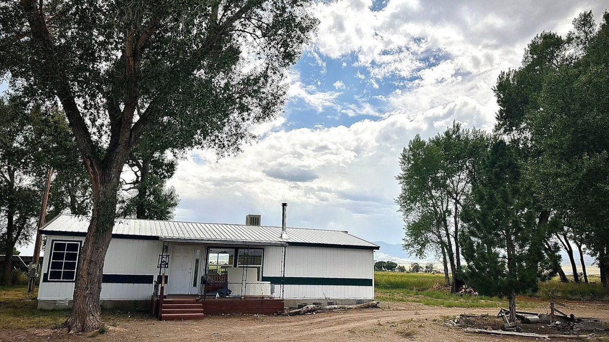 Monte Vista House | Charming Farm House 3-bedroom house in amazing Monte Vista with mountain views