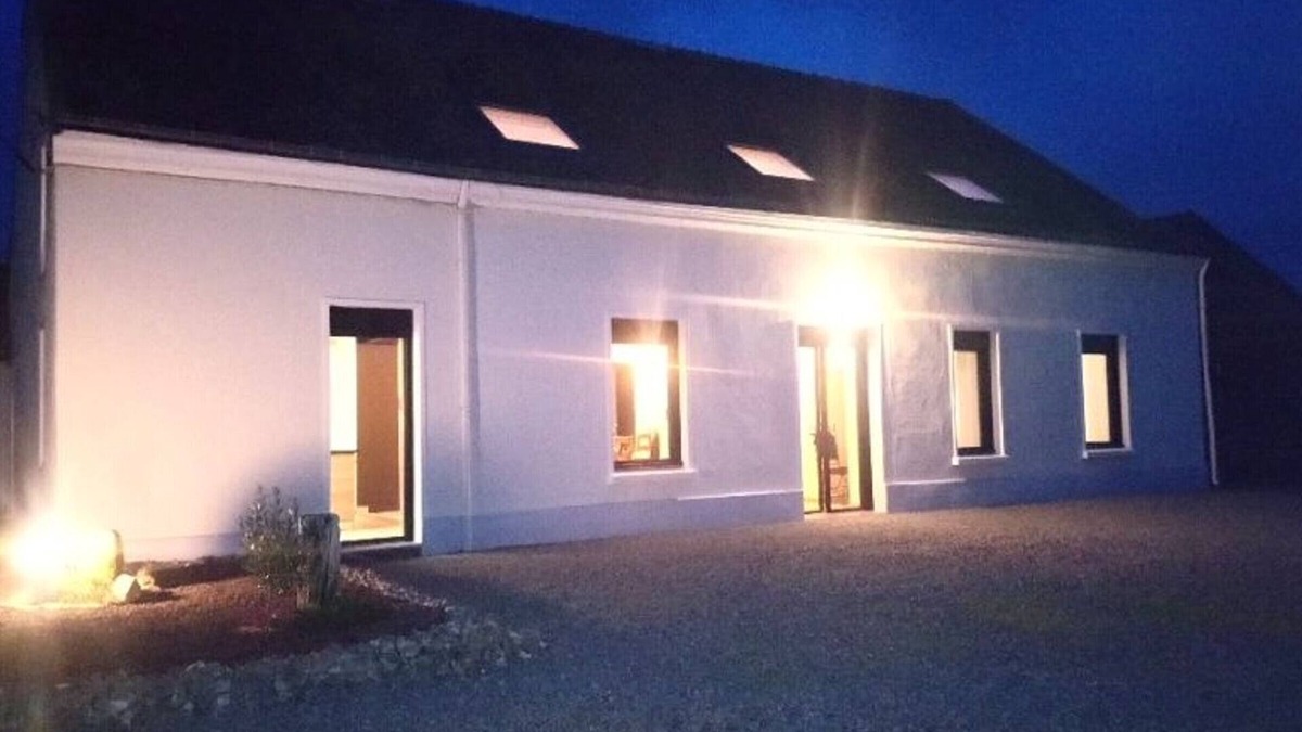Savigne-lʼEveque Cottage | Charming Farmhouse: Pool, Kids' Zone, Modern Amenities, Close to Le Mans & Nature