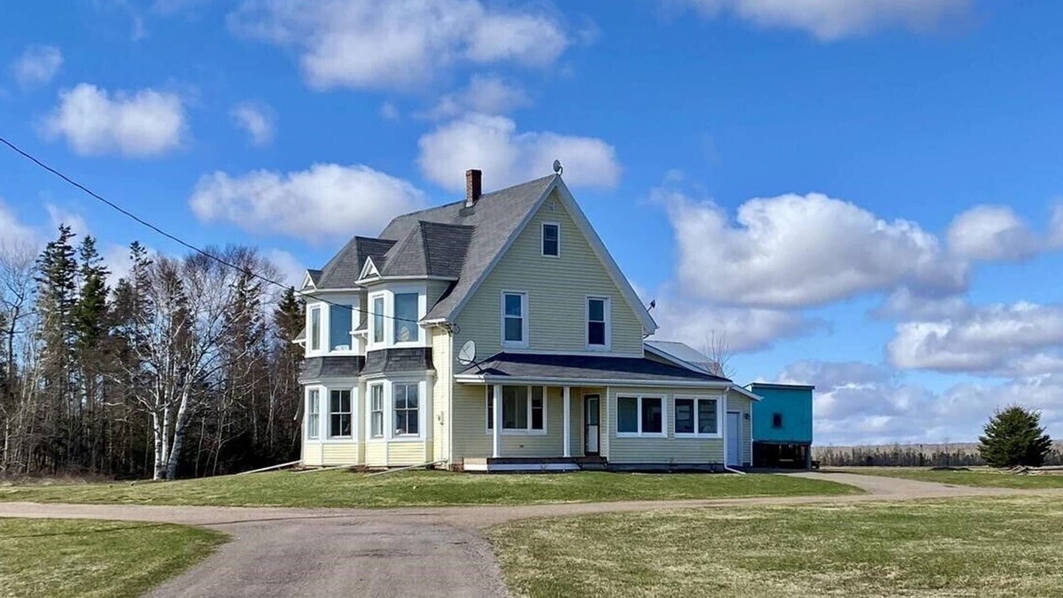 Cape Traverse Other | Charming Farmhouse on 2 acres , 5 mins from beach .