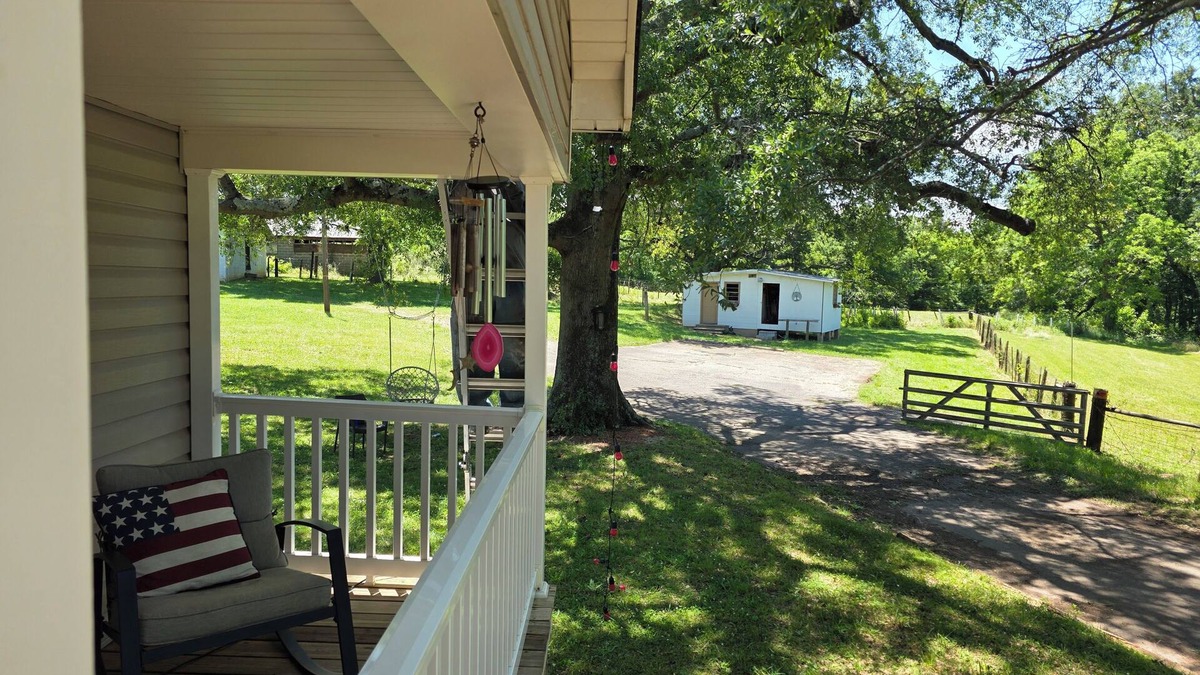 Valley Falls Other | Charming farmhouse with AC in Boiling Springs