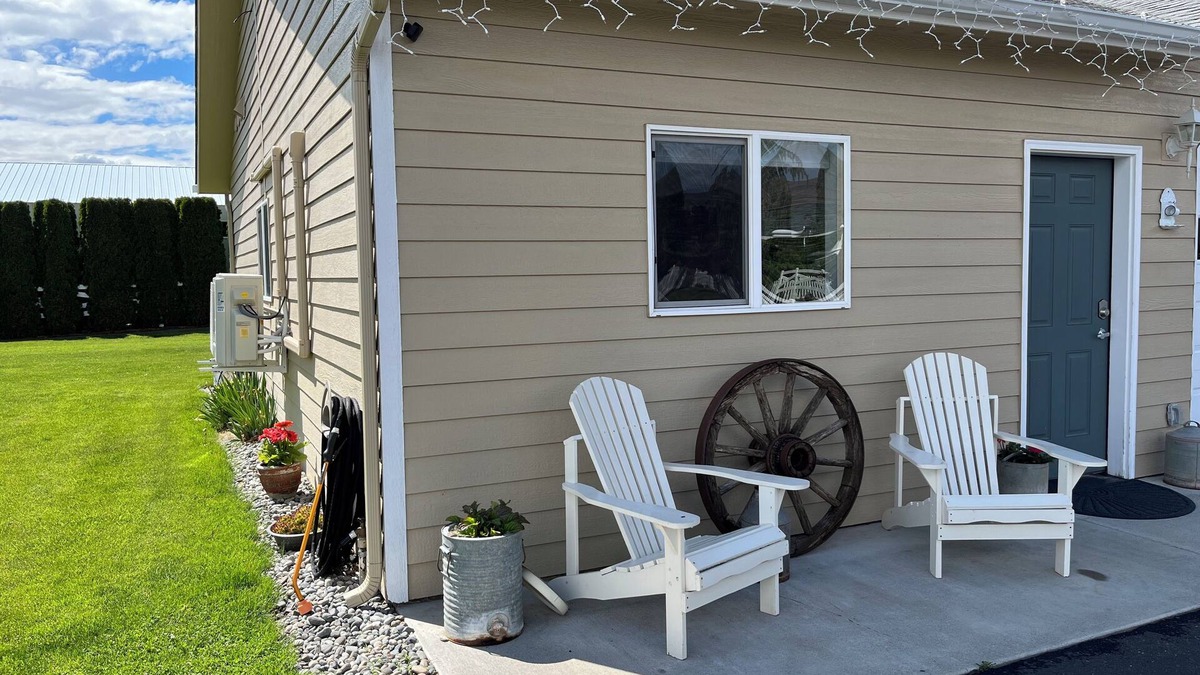 East Wenatchee Apartment | Charming farmhouse-style 1 bedroom apartment with hottub
