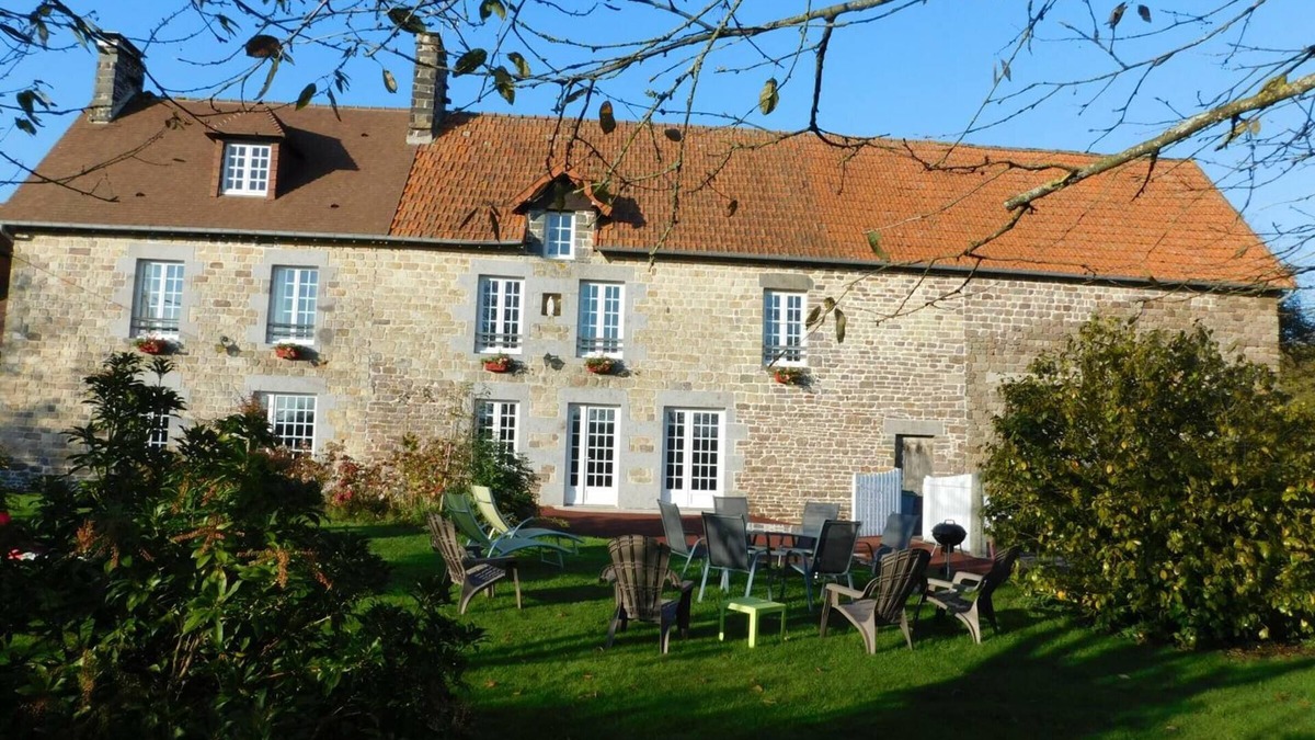 Folligny Cottage | Charming Farmhouse: Fireplace, Garden, Wi-Fi, Family Friendly, Pet Friendly