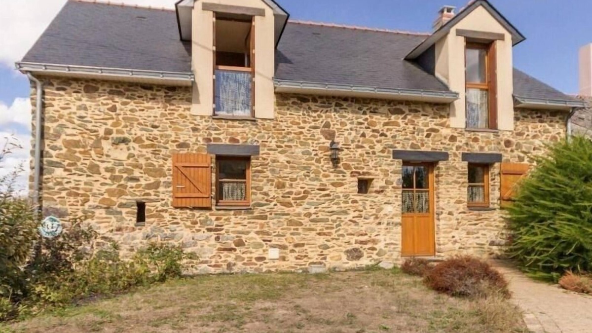 Les Touches Cottage | Charming Farmhouse Getaway with Modern Amenities, Near Lake Vioreau