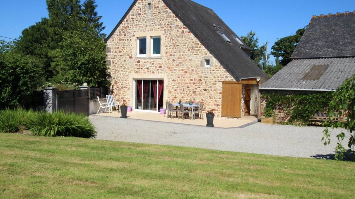 Biniville Cottage | Charming Farmhouse in Cotentin, Private Garden, WiFi, Family & Pet-Friendly, Play Area