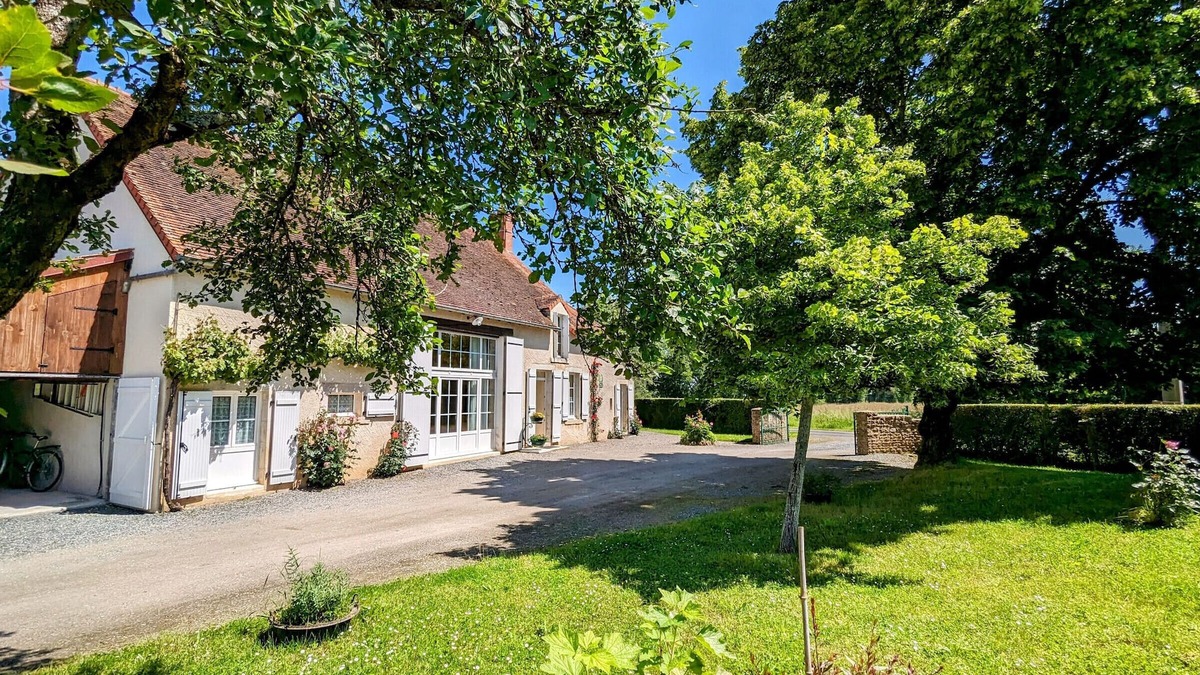 Sarzay Cottage | Charming Farmhouse in Berry: Garden, Bikes, Hiking & Historical Sights