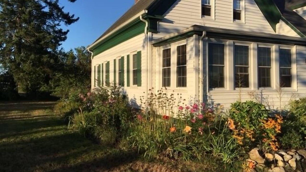 Mid-Coast and Islands Other | Charming farmhouse located near Live Well Farm, and Stover's Beach
