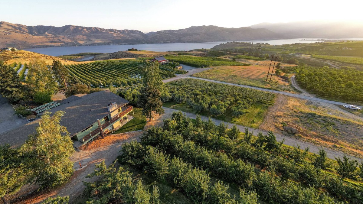 Chelan House | Charming Farmhouse Minutes From Downtown!