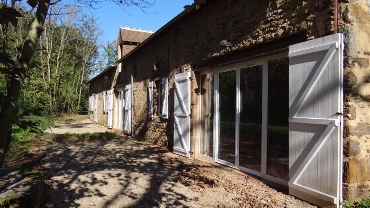 La Bazoge Cottage | Charming Farmhouse Near Le Mans: Modern Amenities, 5 Bedrooms, BBQ, and Private Terrace