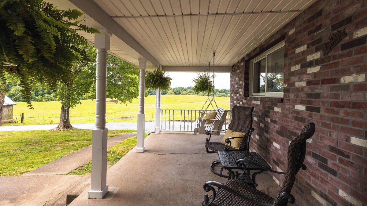 Anna Other | Charming farmhouse on a beautiful horse ranch-Shawnee Hills Wine Trail