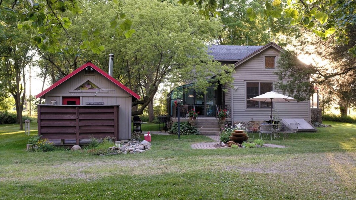 Brant House | Charming farmhouse with wood-fired sauna near Owosso, MI