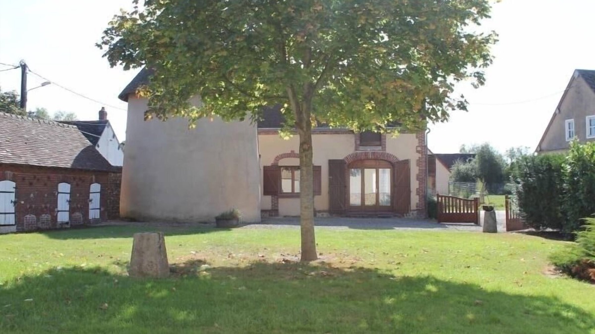 Luplante Cottage | Charming Farmhouse with Medieval Tower, Garden & Games in Aufferville, Pets Welcome!