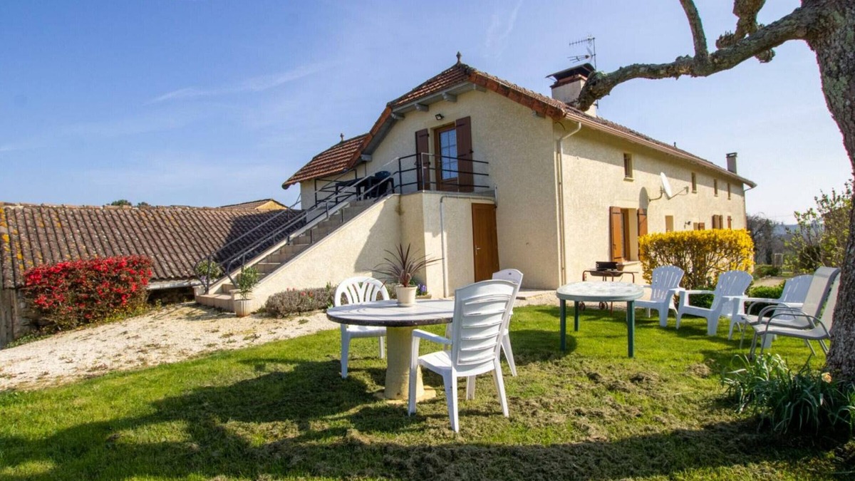 Doissat Cottage | Charming Farmhouse with Terrace, Fishing Ponds, and Outdoor Activities near Dordogne