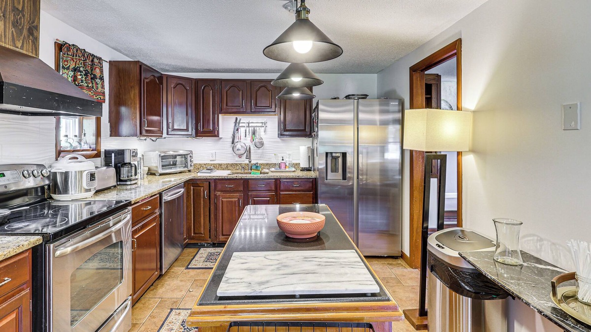 Farmington House | Charming Farmington Home ~ 5 Mi to UConn Health!