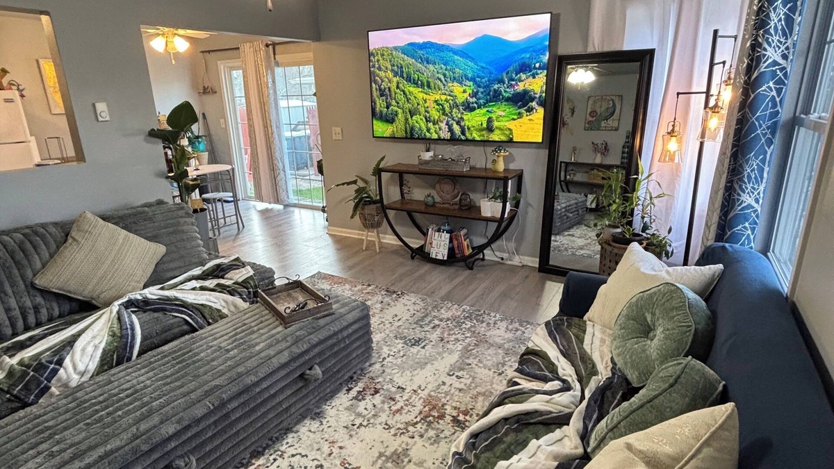 Aurora House | Charming Feathers Theme Home, King Bed, 2-bedroom house in Aurora with WiFi