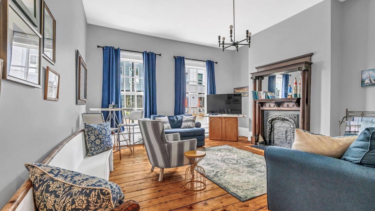 Downtown Halifax House | Charming first floor flat in historic old south district near waterfront