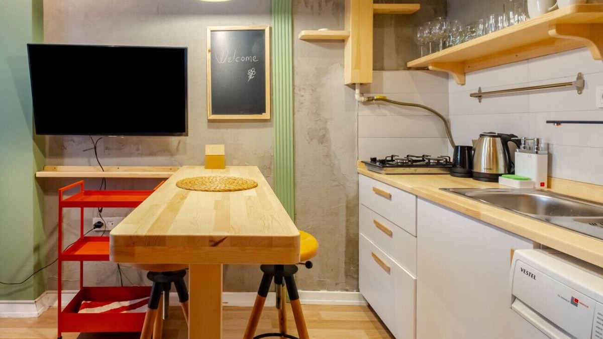 Gumussuyu Mahallesi Apartment | Charming Flat Close to Transit Hub in Central