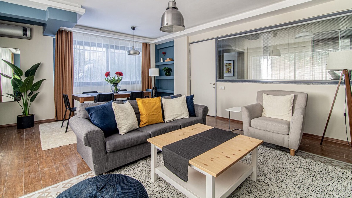 Gayrettepe Apartment | Charming Flat with Backyard Close to Zorlu Center