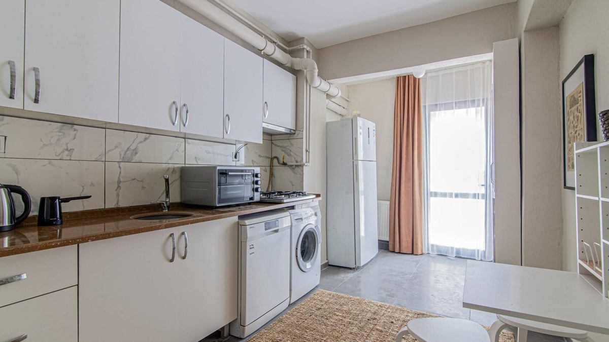 Gayrettepe Apartment | Charming Flat with Backyard Close to Zorlu Center