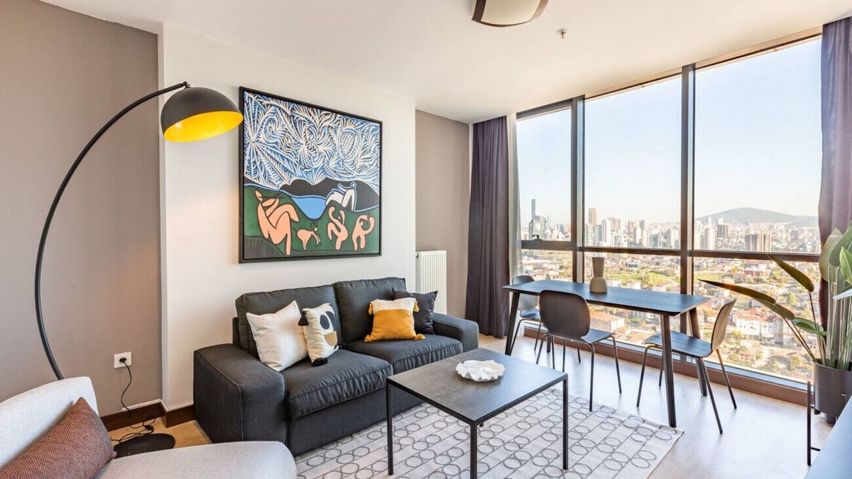 Atasehir Apartment | Charming Flat with Gorgeous City View in Atasehir