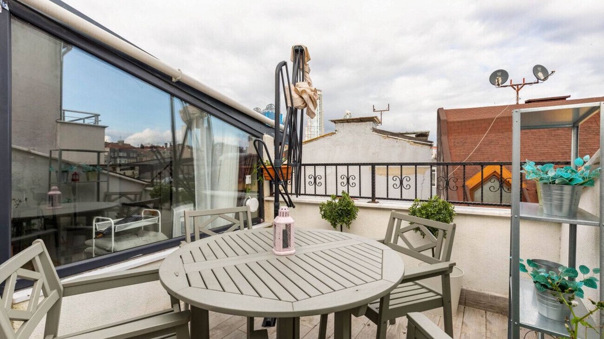 Osmanbey Apartment | Charming Flat with Patio in Nisantasi