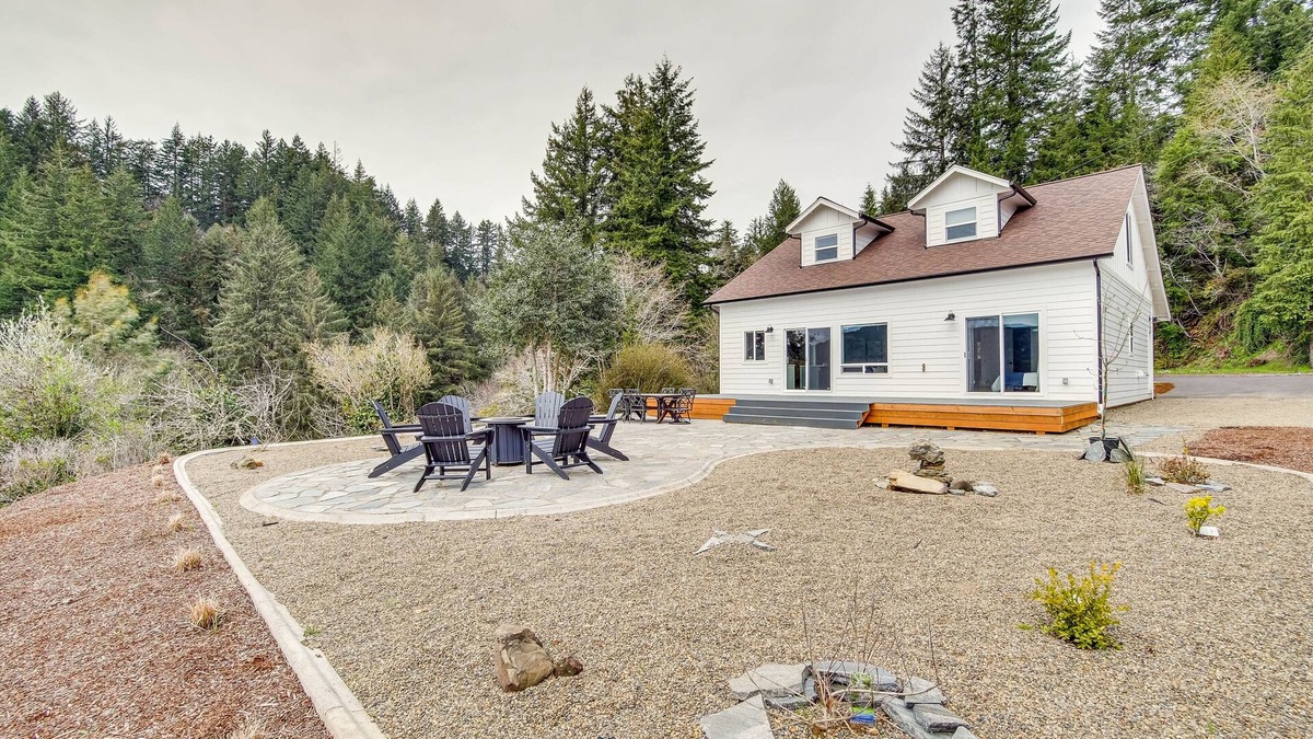 Florence House | Charming Florence Home w/Fire Pit & River Views!