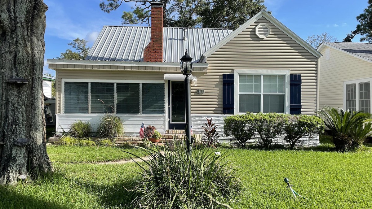 Port St. Joe House | Charming Florida Cottage – Steps from St. Joe Bay with Top-Notch Amenities!