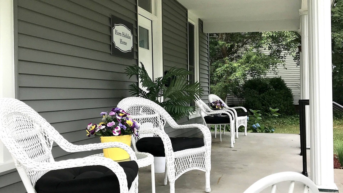 Moweaqua House | Charming Folk Victorian Cottage in the small-town farming community of Moweaqua.