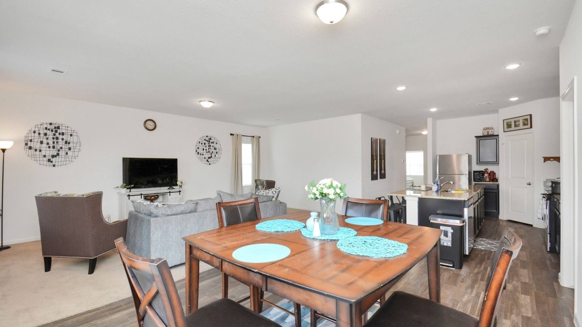 Katy House | CHARMING FOUR BEDROOMS BROOKSHIRE/KATY HOUSE WITH GYM.