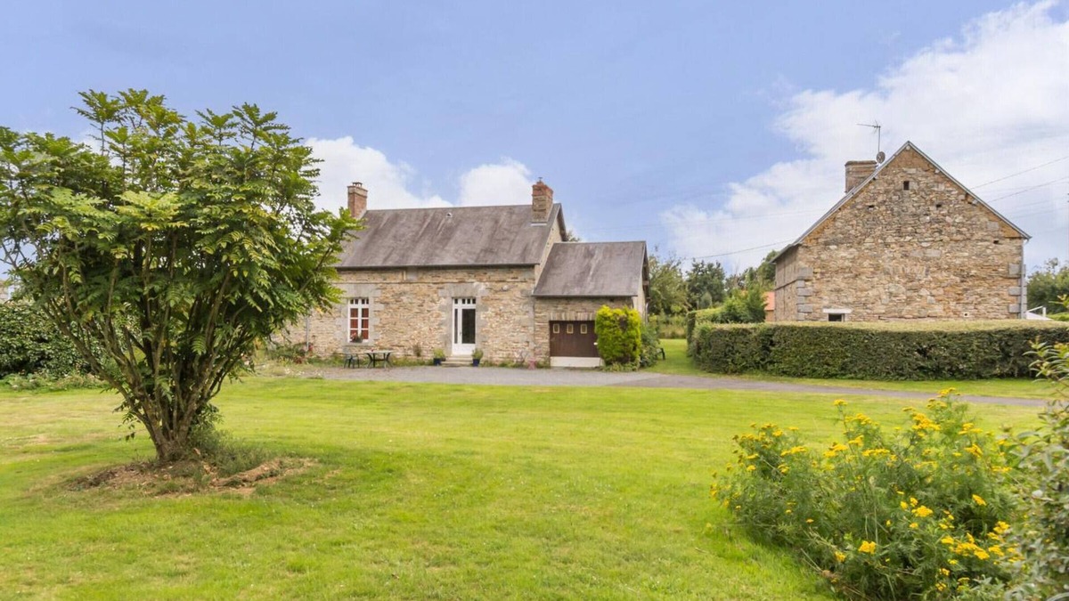 Hauteville-la-Guichard Cottage | Charming house with garden, pets allowed