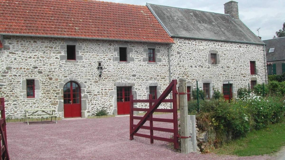 Heugueville-sur-Sienne Cottage | Charming Country House with Garden, Parking, Pet-Friendly, Near Beaches