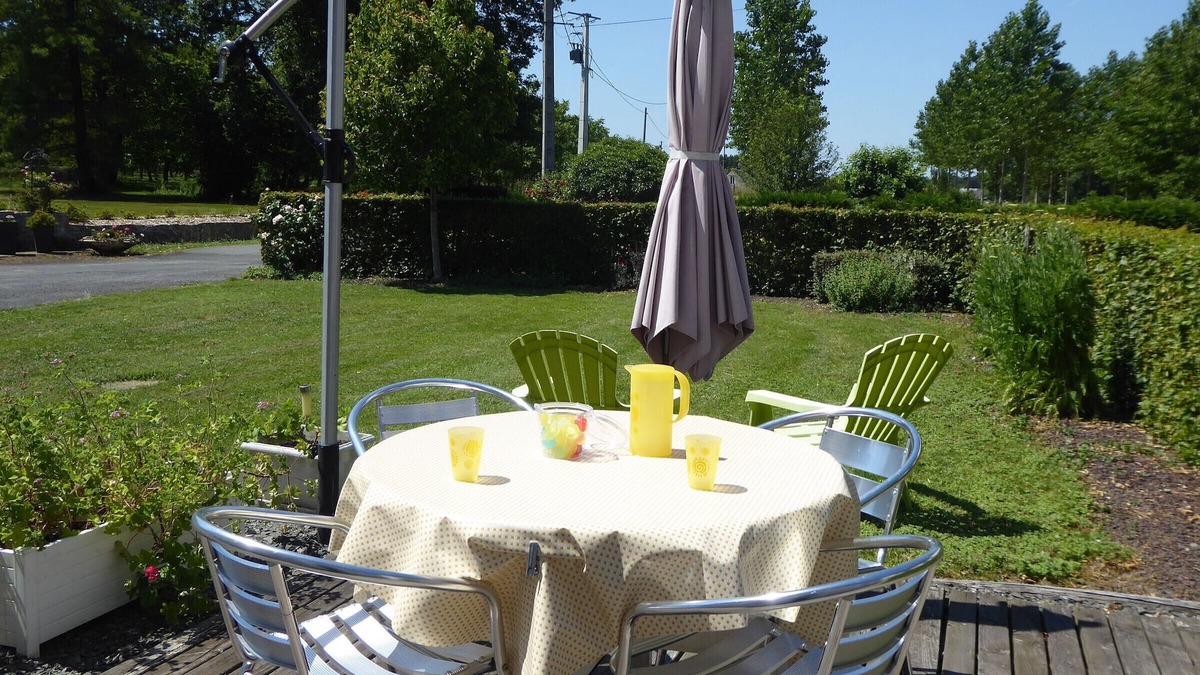 La Chapelle-aux-Choux Cottage | Charming Countryside Retreat with Heated Pool and Fireplace, Ideal for Nature Lovers!