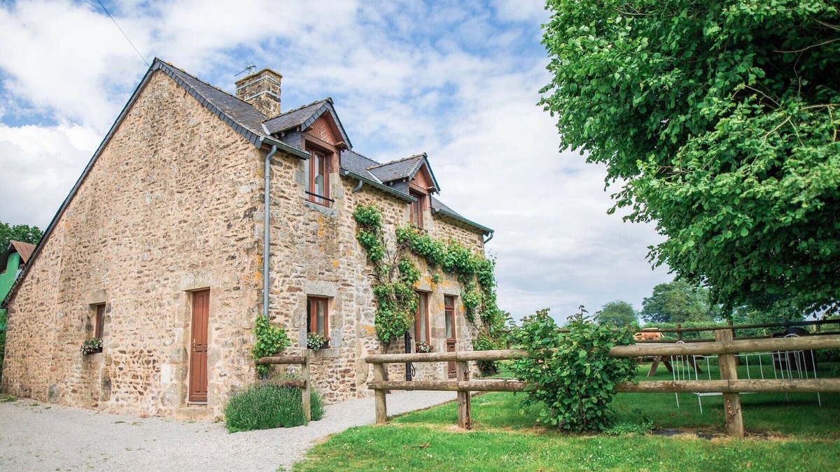 Saint-Leonard-des-Bois Cottage | Charming Country House in Alps Mancelles, Near Le Mans – Family-Friendly with Fireplace & WiFi