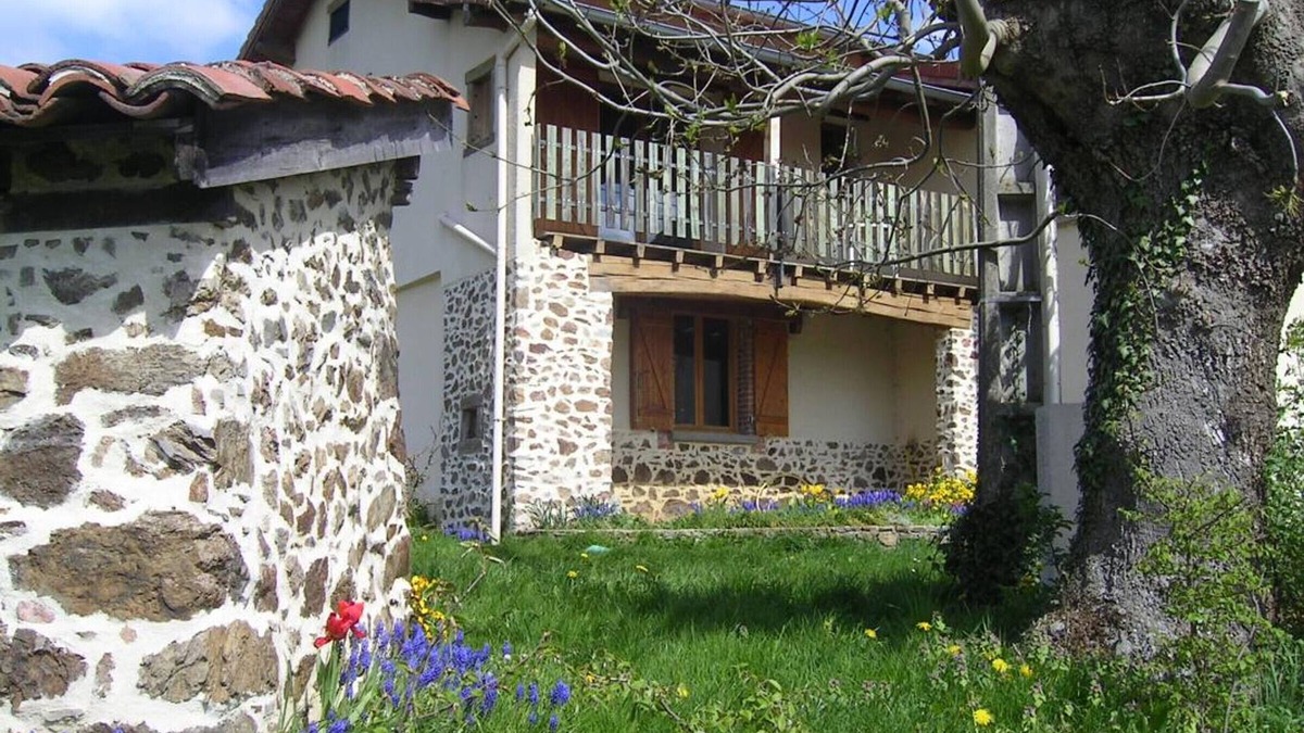 Saint-Medard-en-Forez Cottage | Charming cottage with fireplace, balcony and garden in St-Médard-en-Forez