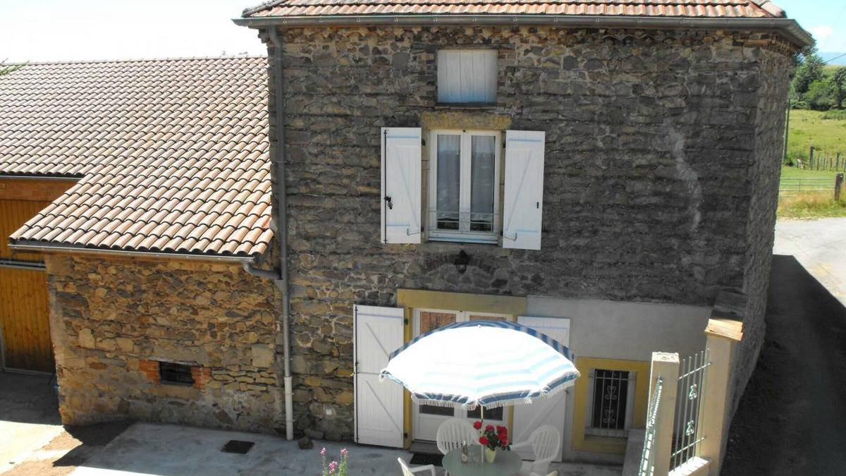 Saint-Paul-de-Vezelin Cottage | Charming Cottage with Terrace, Internet, and Access to Loire River Walks