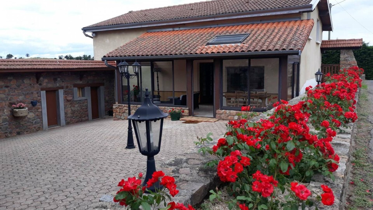 Saint-Victor-sur-Rhins Cottage | Charming 2-BR Cottage with Garden, Near Roanne – Nature, Comfort & Panoramic Views