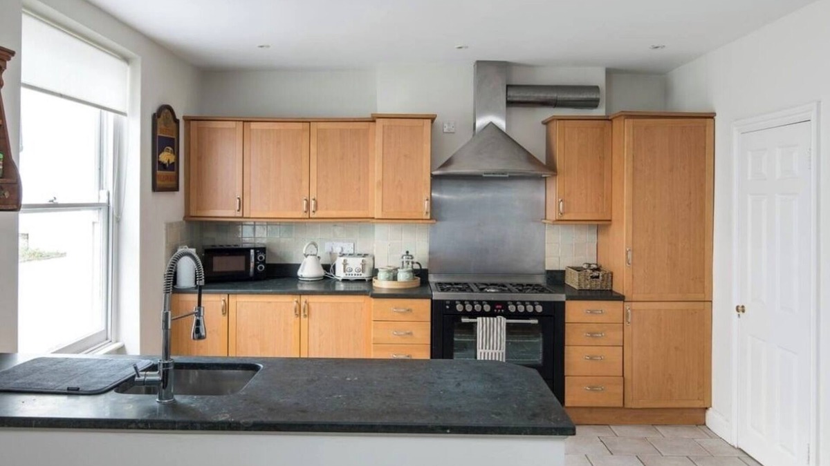 Munster House | Charming Fulham Home - Spacious with Modern Touches!